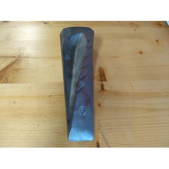 Coin à fendre en acier vrillé : longueur 21 cm - largeur 4 cm 